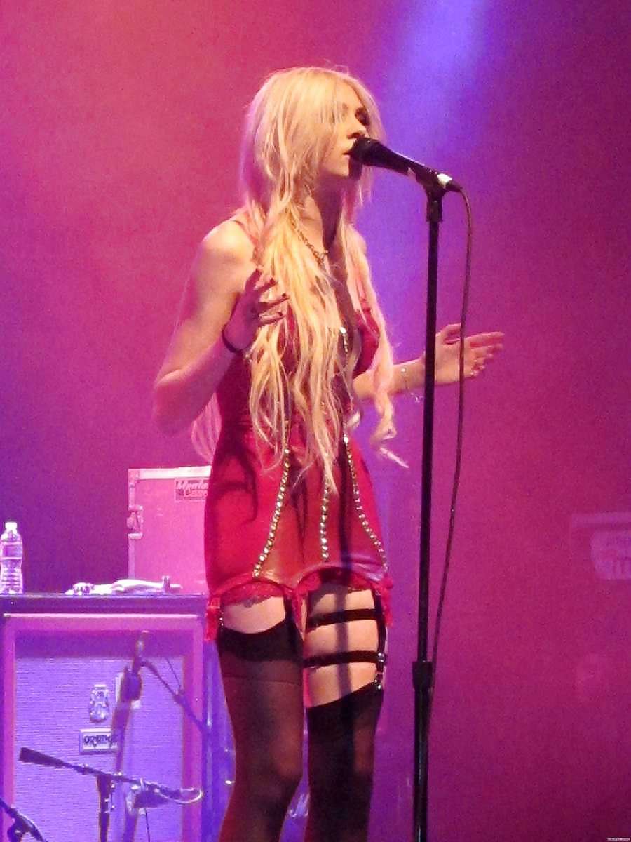 Taylor Momsen showed her chest