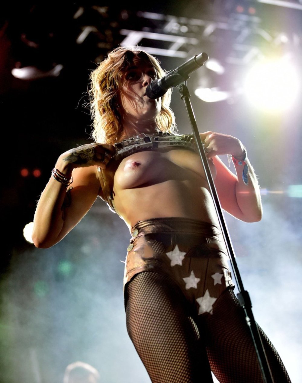 Miley Cyrus without panties on stage