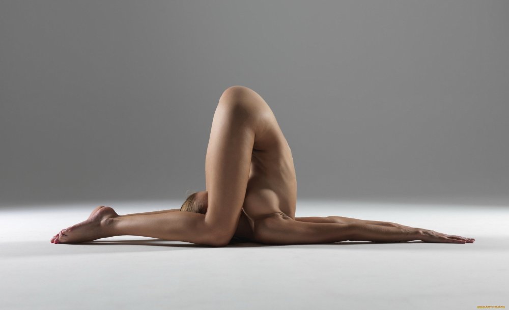 Beautiful poses for a photo shoot nude