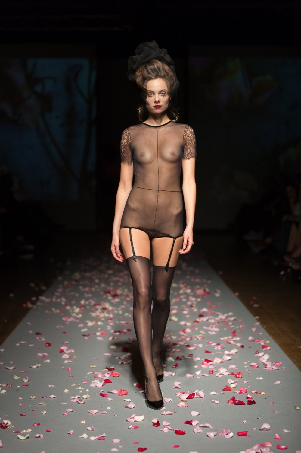 Shalom Harlow with bare breasts at a fashion show