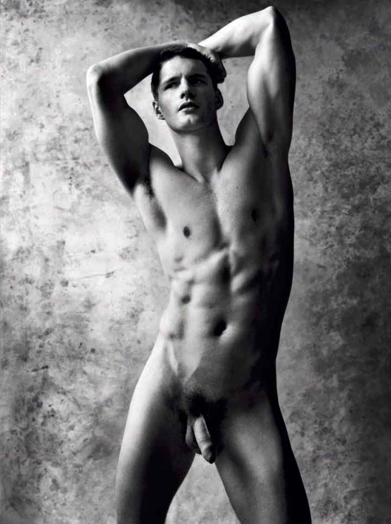 Naked men and women in the studio