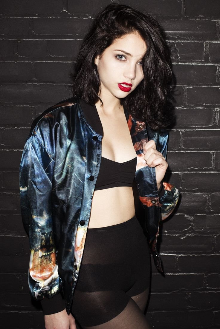 Emily Rudd chest