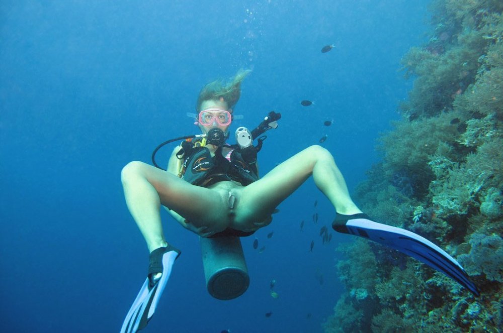 Hairy pussy under water