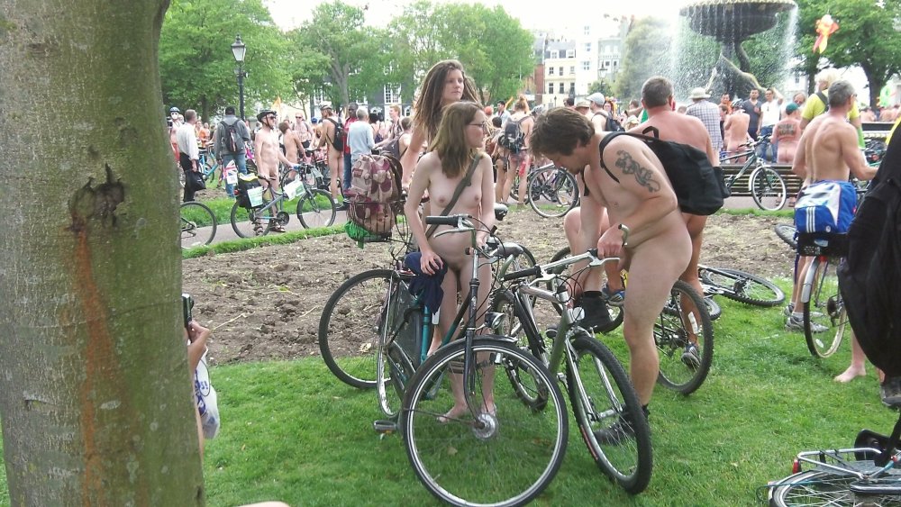 Undressing Undressing Wnbr (World Naked Bike Ride) Undressing Rückaussieht