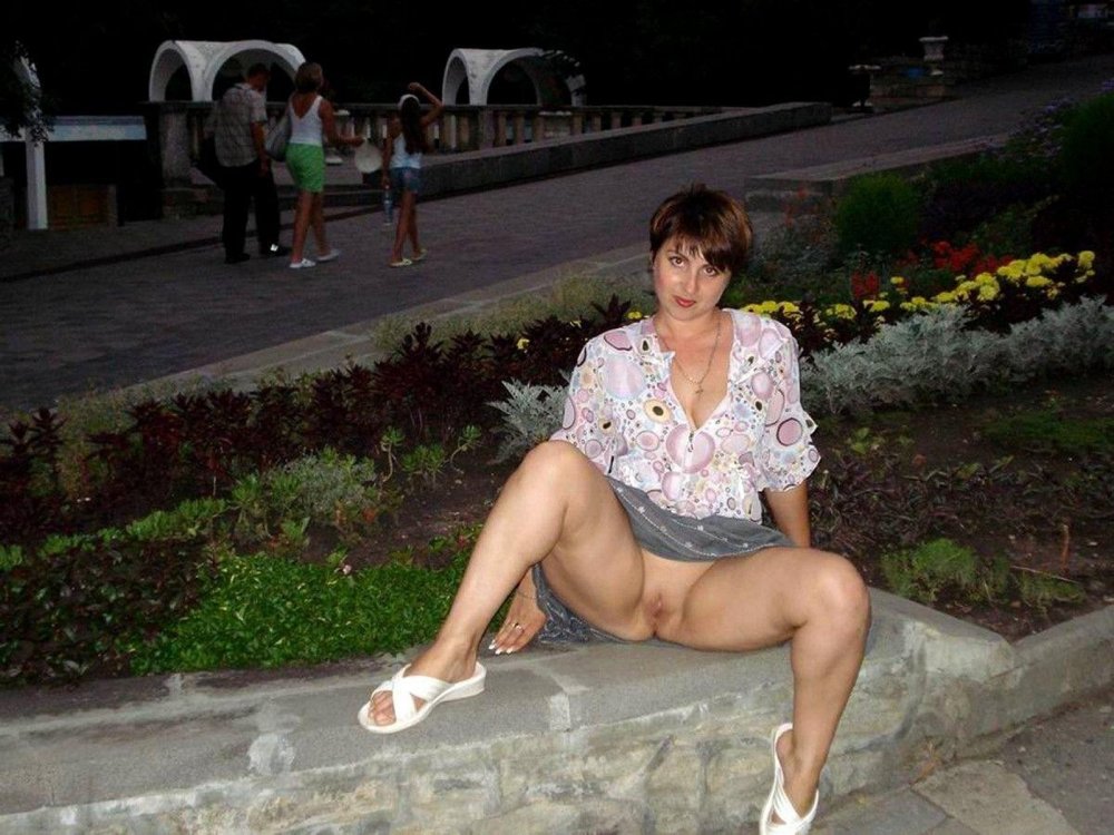 Mature without panties under the skirt