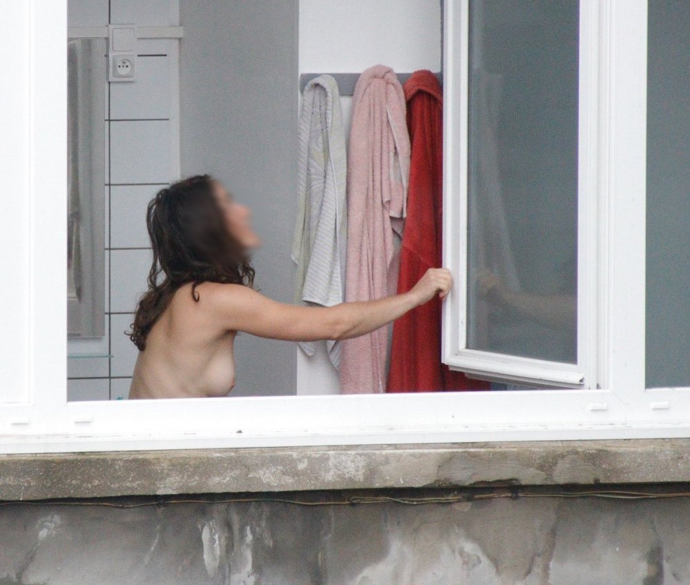 Hidden camera in fitting nude