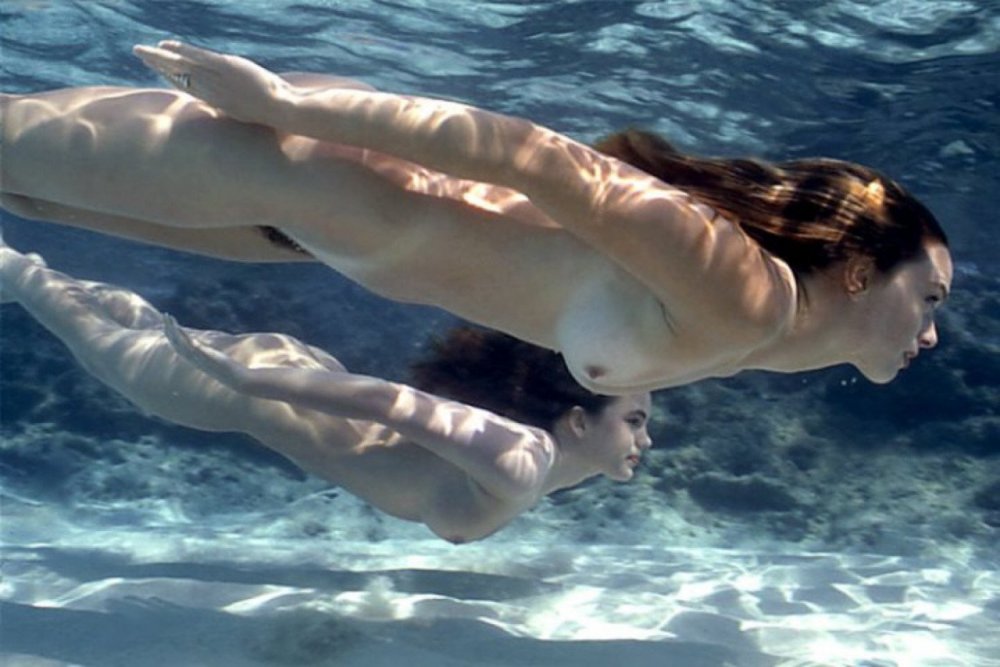 Naked women divers