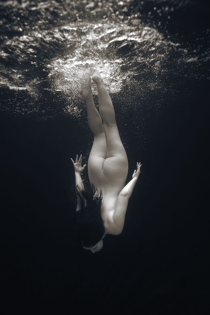 Diving woman nude
