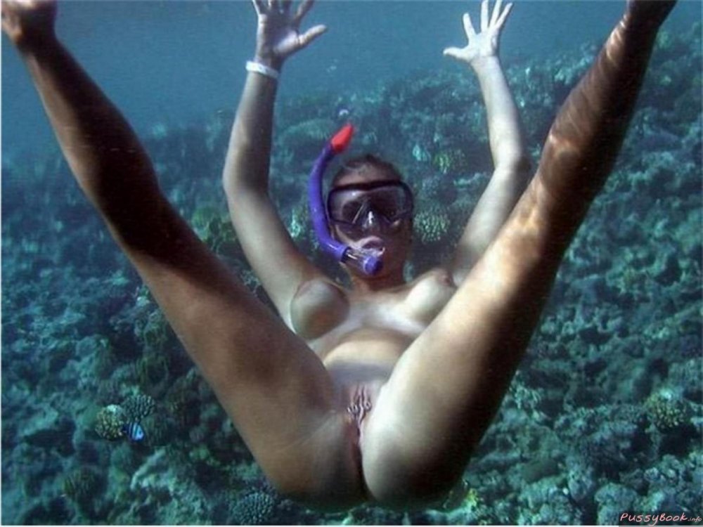 Naked women divers