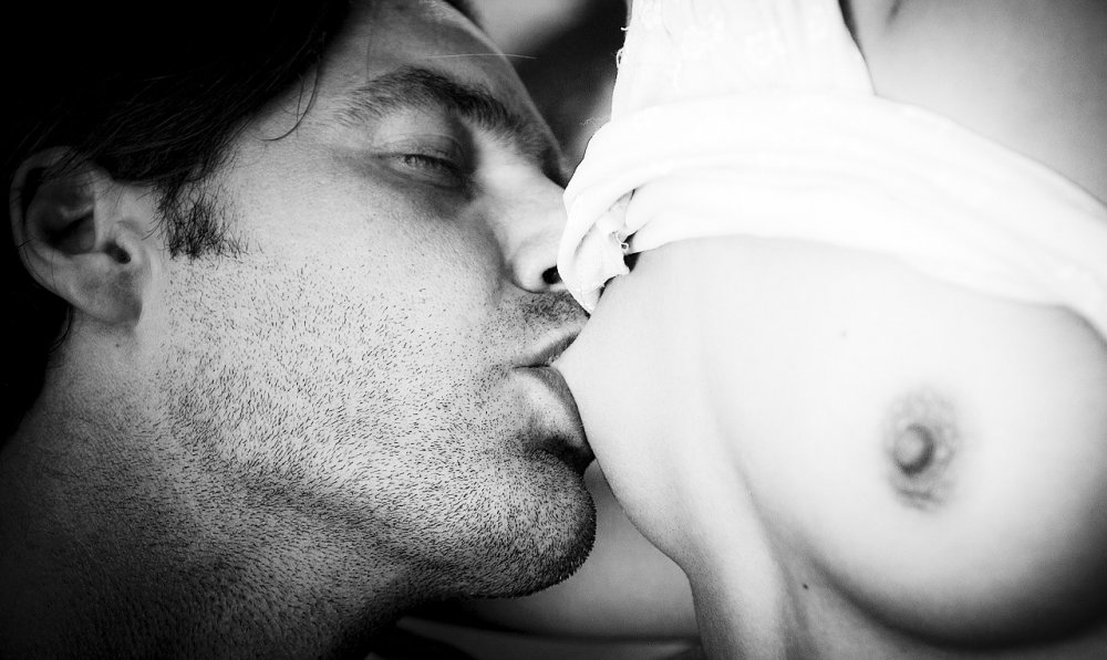 Kisses breasts