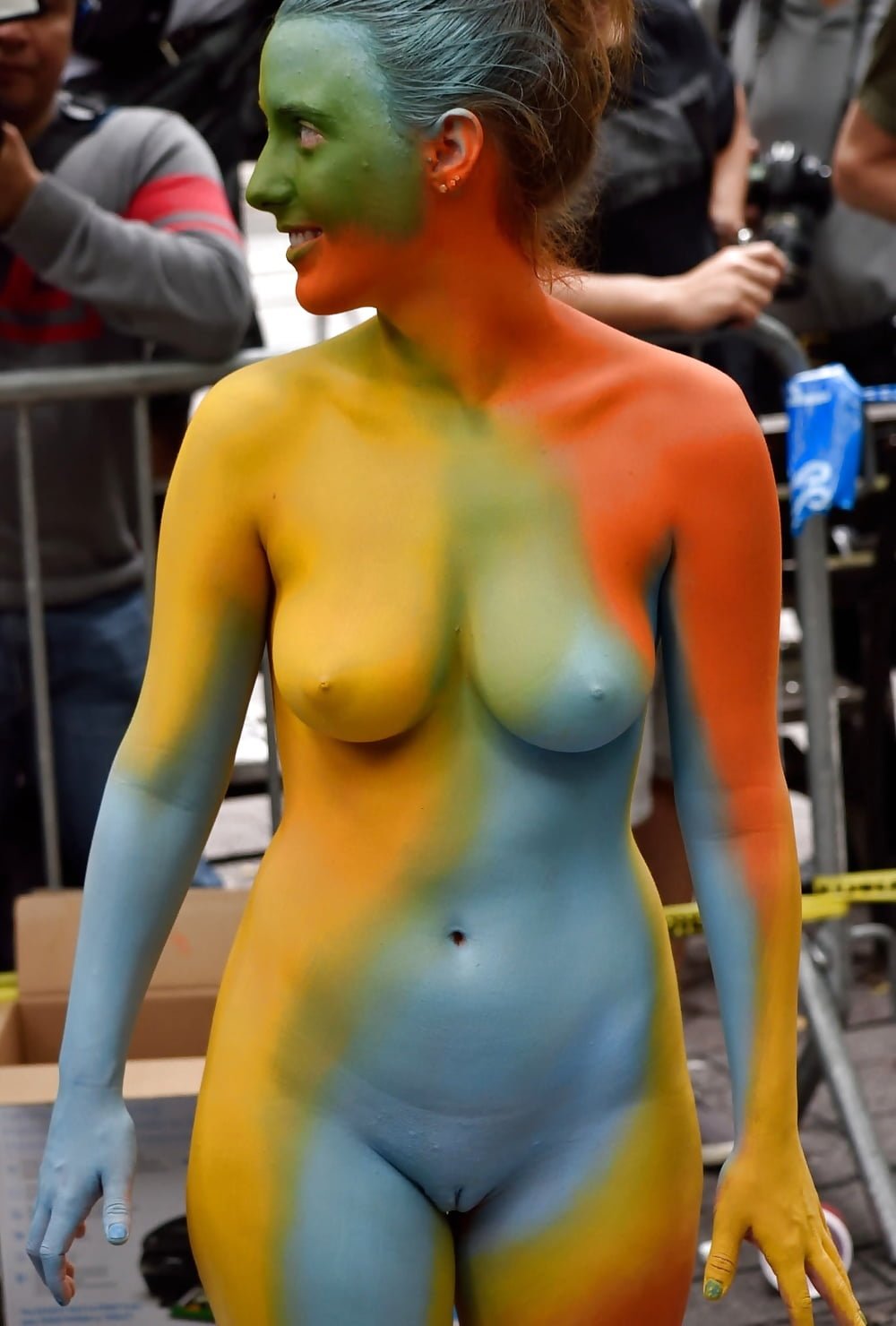 Bodiart on the bare female body below the belt