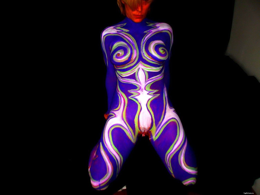 Naked women in Body Arte