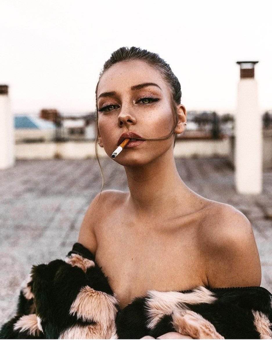 Esther Esposito smokes