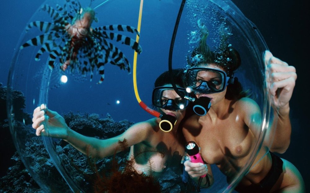 Underwater shooting nude